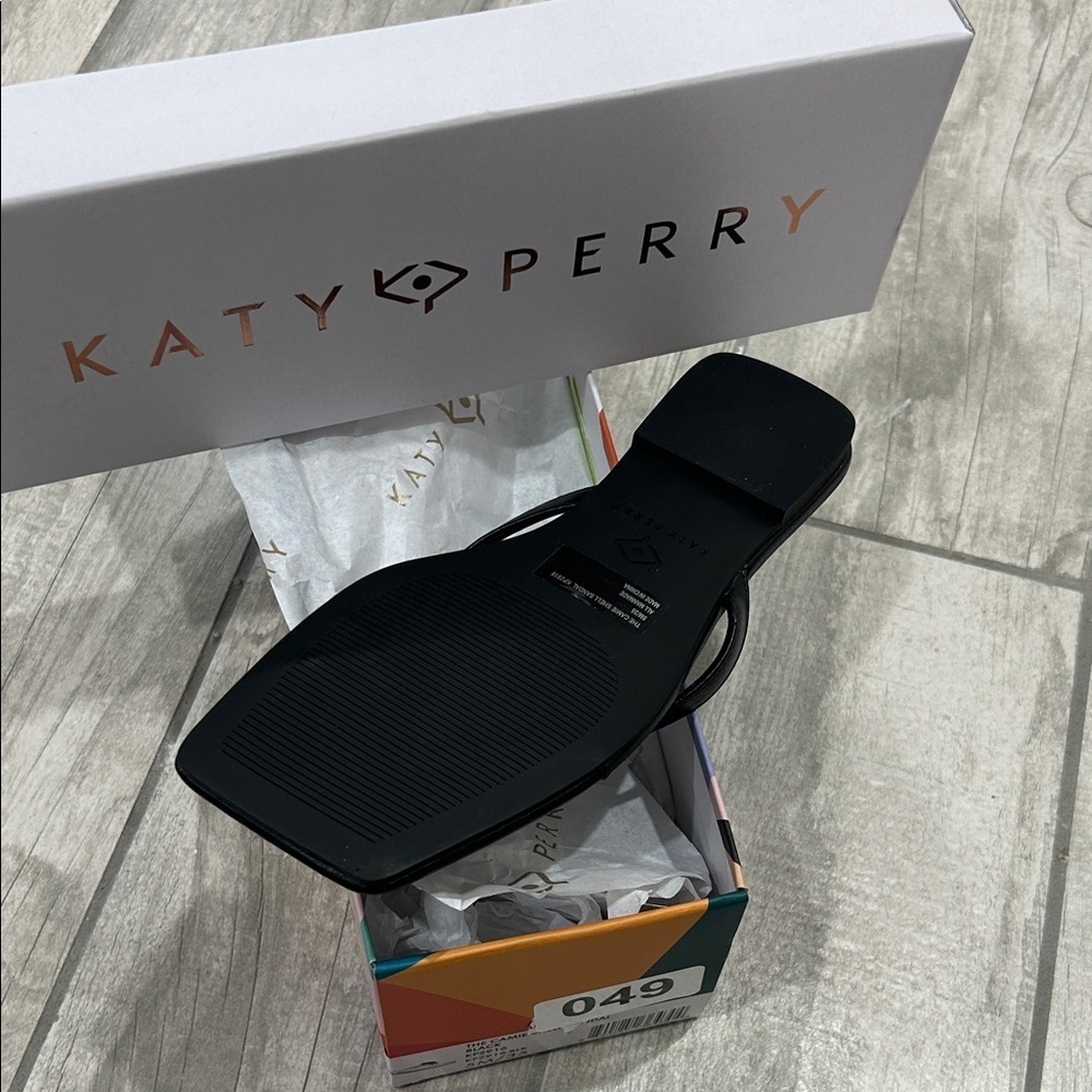 NWT-Katy Perry Collections The Camie Black Shell Sandals with Gold Shell Detail - Picture 4 of 4